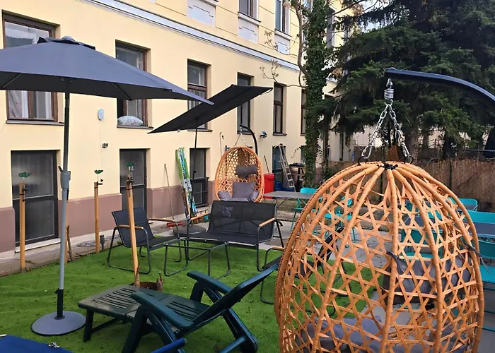 Comfortable 1br Near Danube With Garden Long Διαμέρισμα *